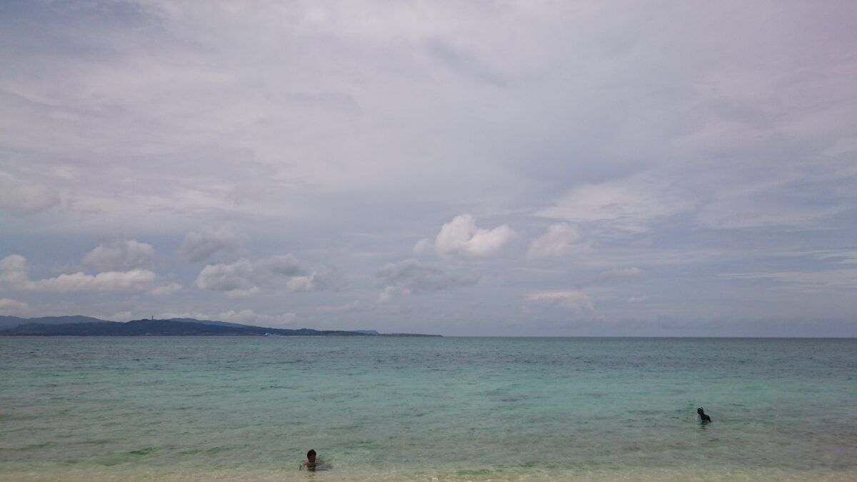 鳩間島の透明な海
