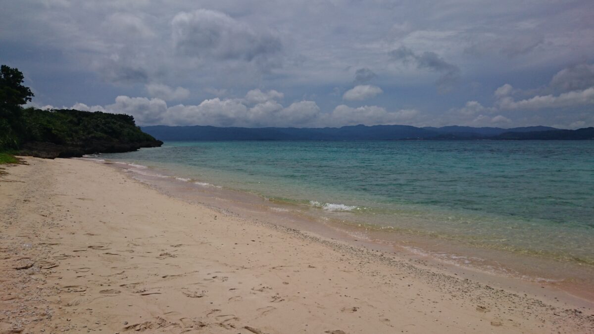 鳩間島の天然ビーチ