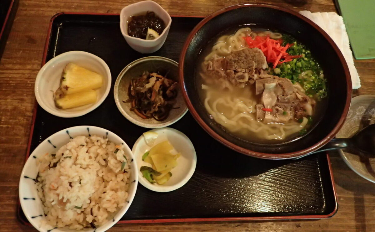 おいしそうなソーキそばセット