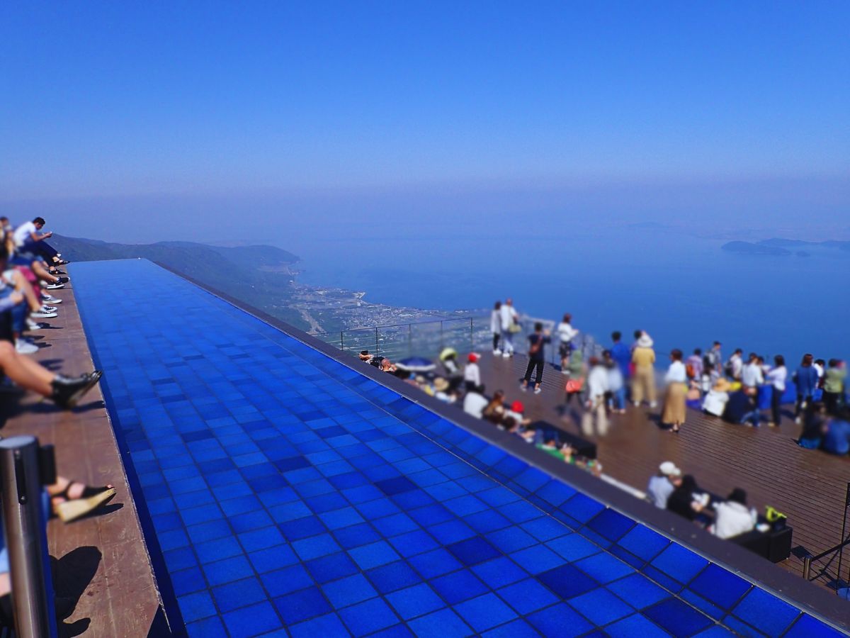 ブルーのプールが空とマッチ