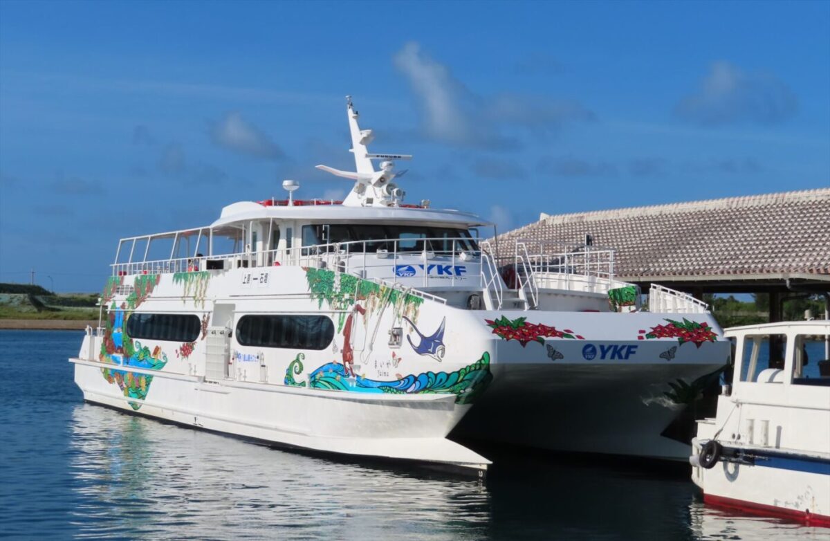 新しくてきれいな八重山観光フェリー