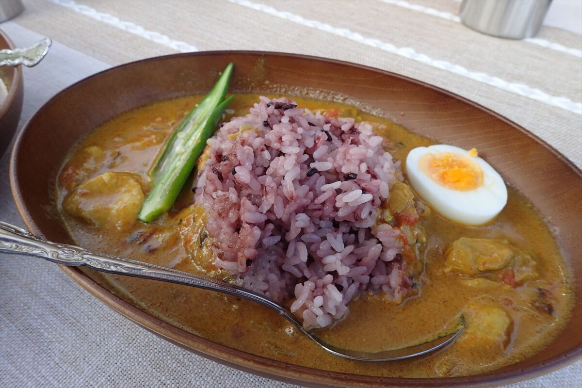 チキンカレー、五目ライスとよく合う