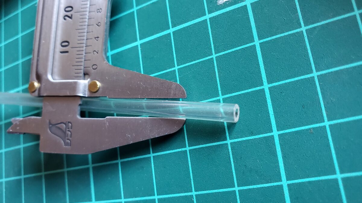 少し硬めの素材の曲がるパイプ