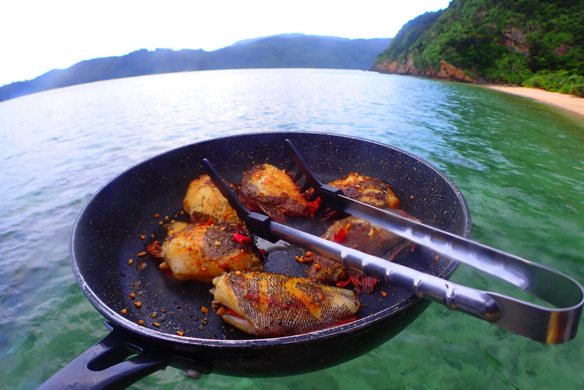 スタッフが船上で調理してくれる