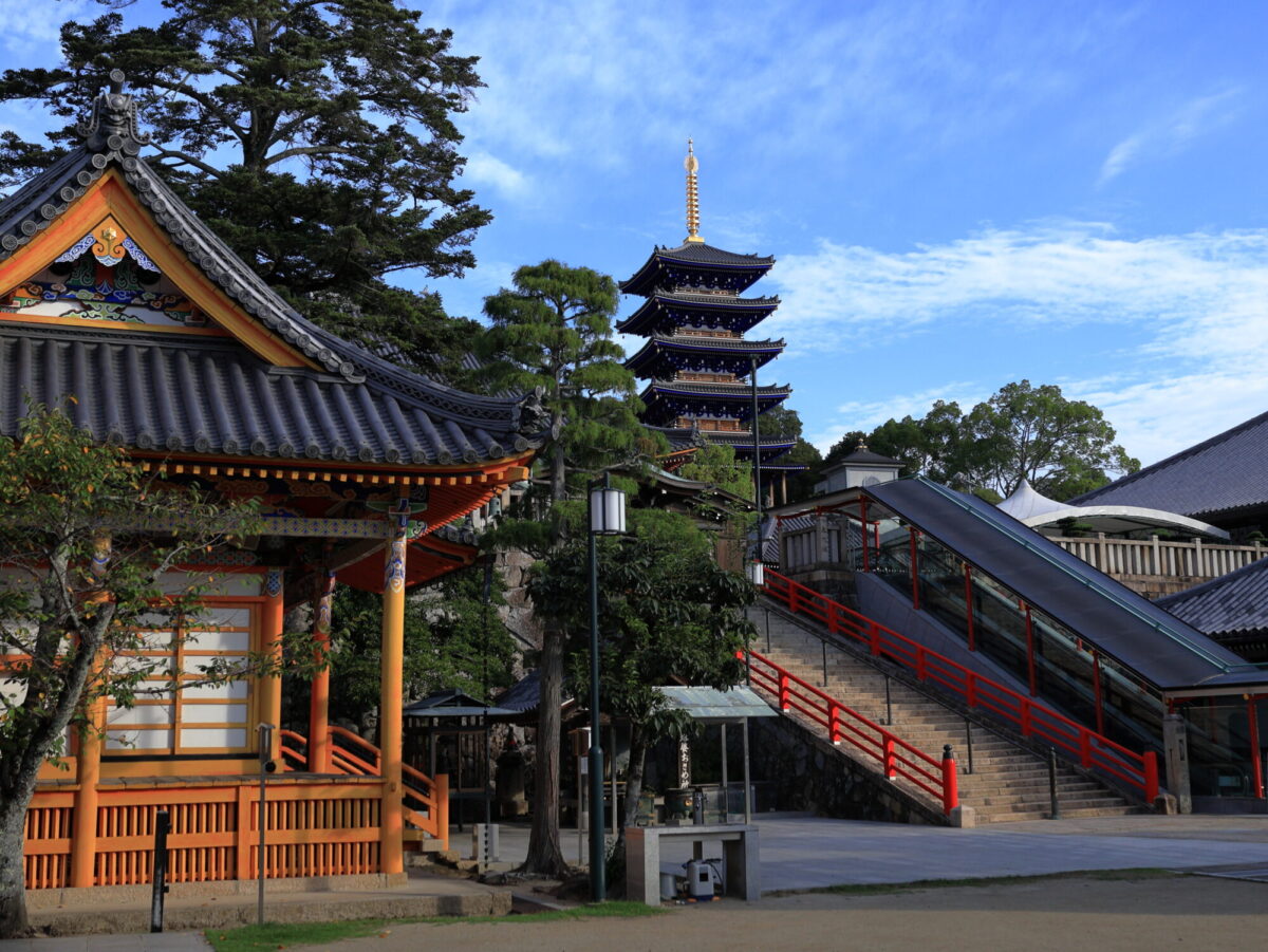 中山寺には階段の横にエスカレーターが設置されています