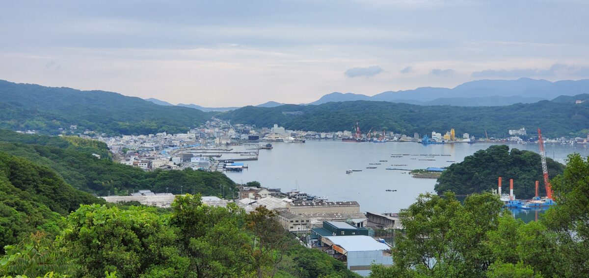 福良の港も一望できる