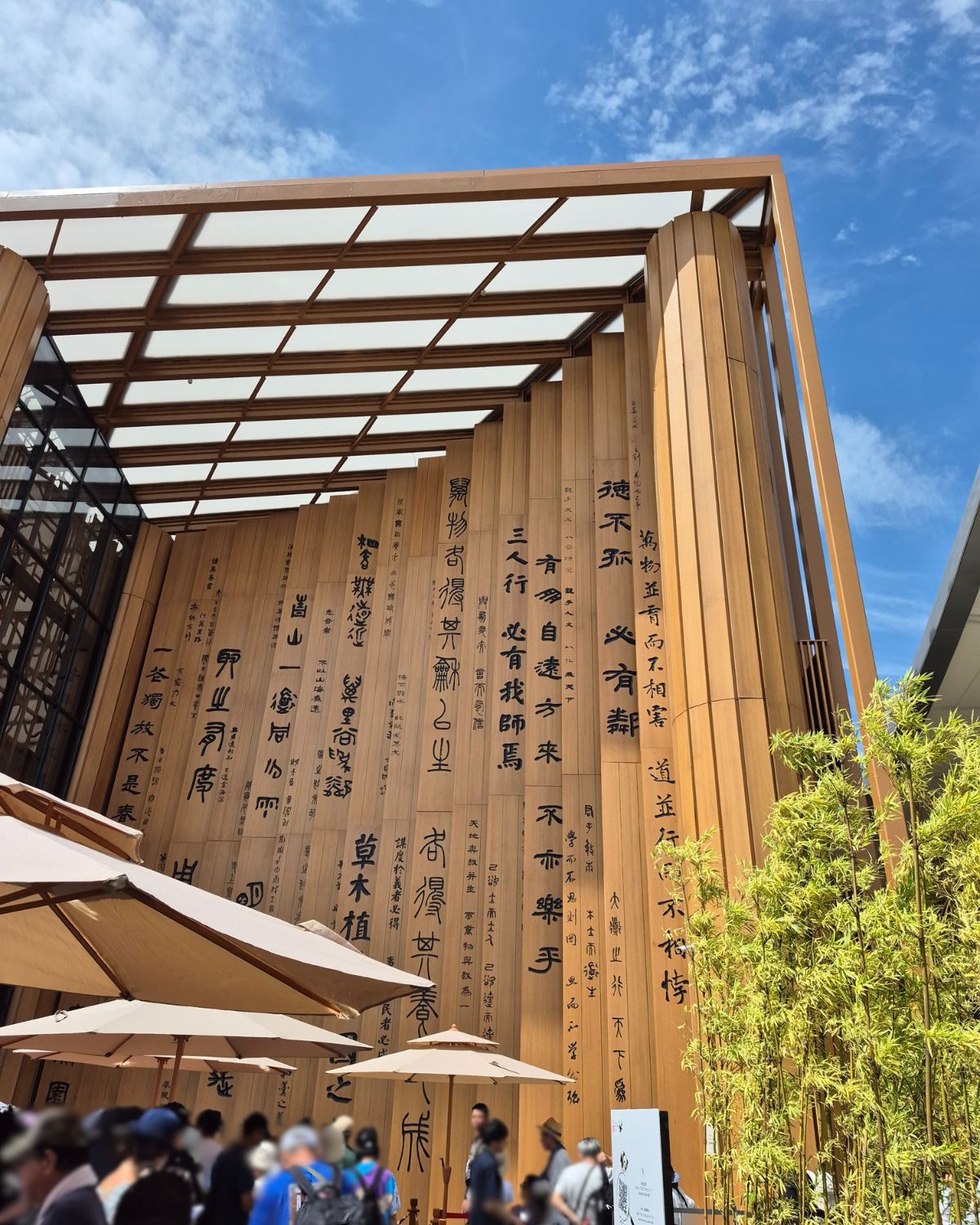 中国：壁に達筆、半分読めないな～