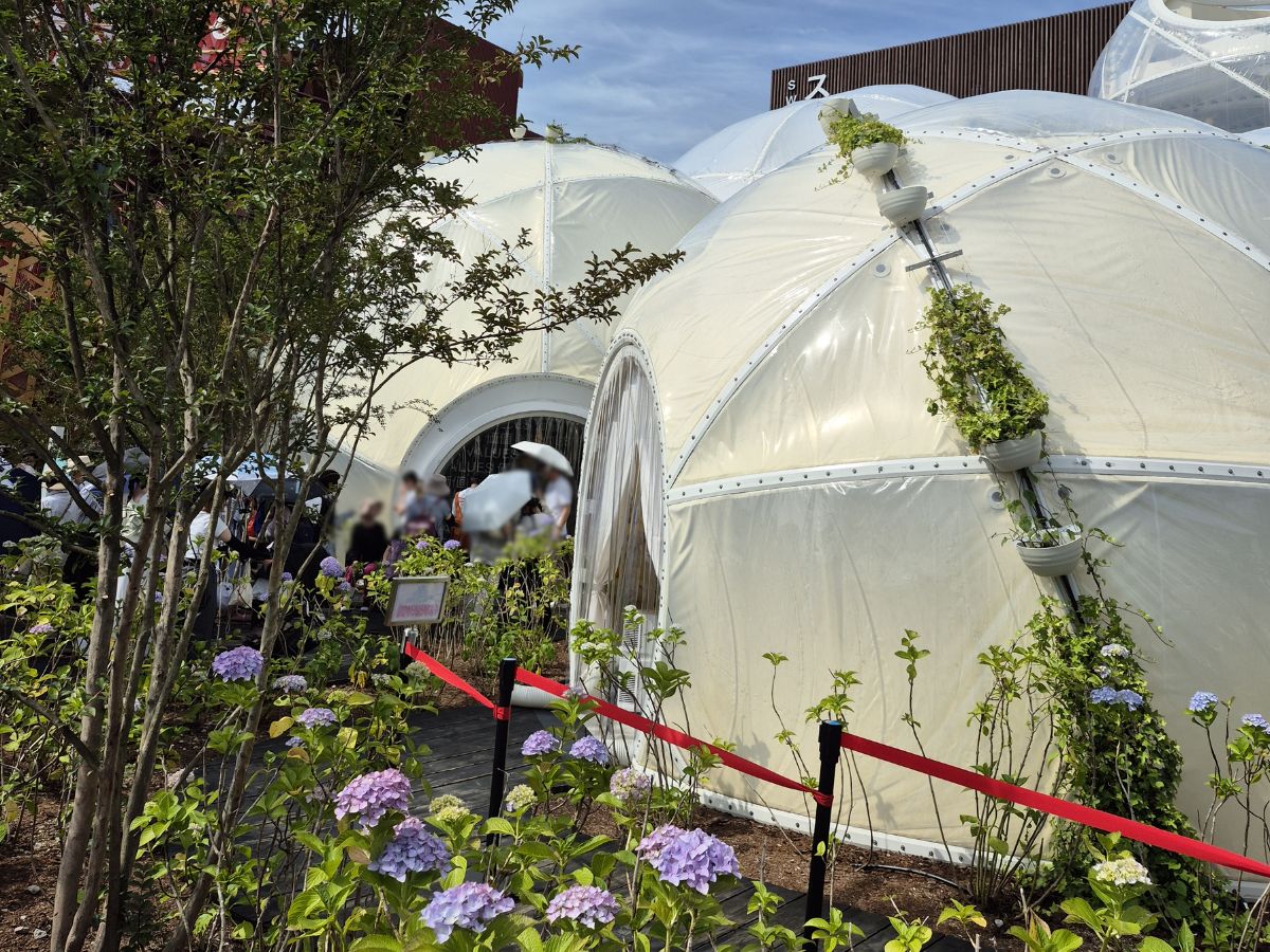 スイス：ドームの周りは花がいっぱい