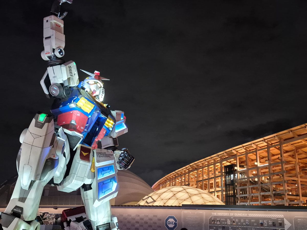 ライトアップされたガンダムと大屋根リング