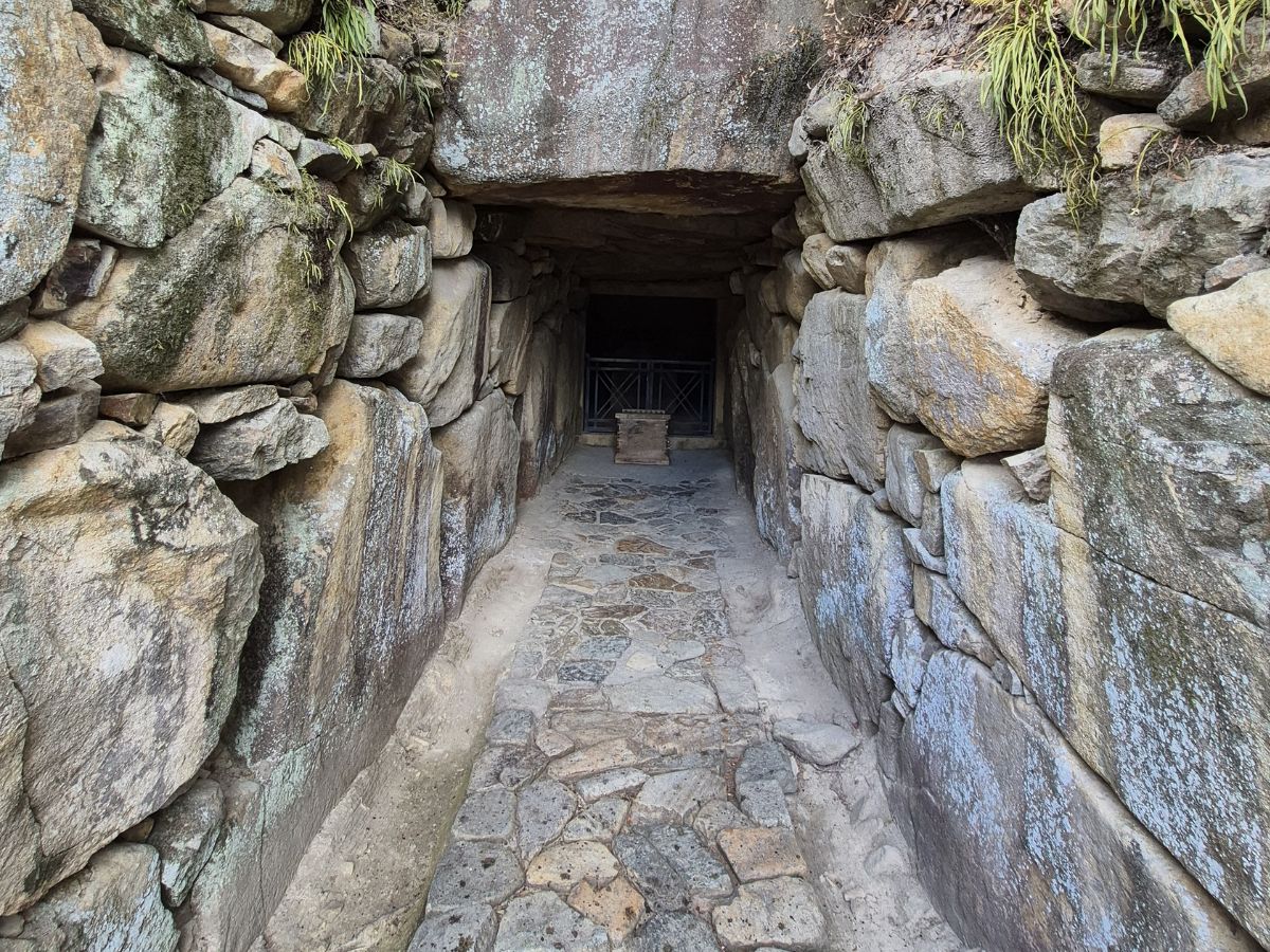 中山寺の古墳石室