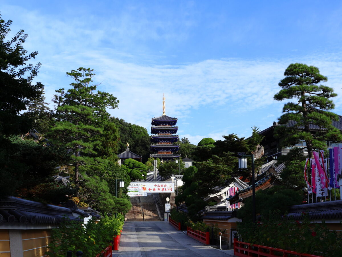 山門から見た五重塔
