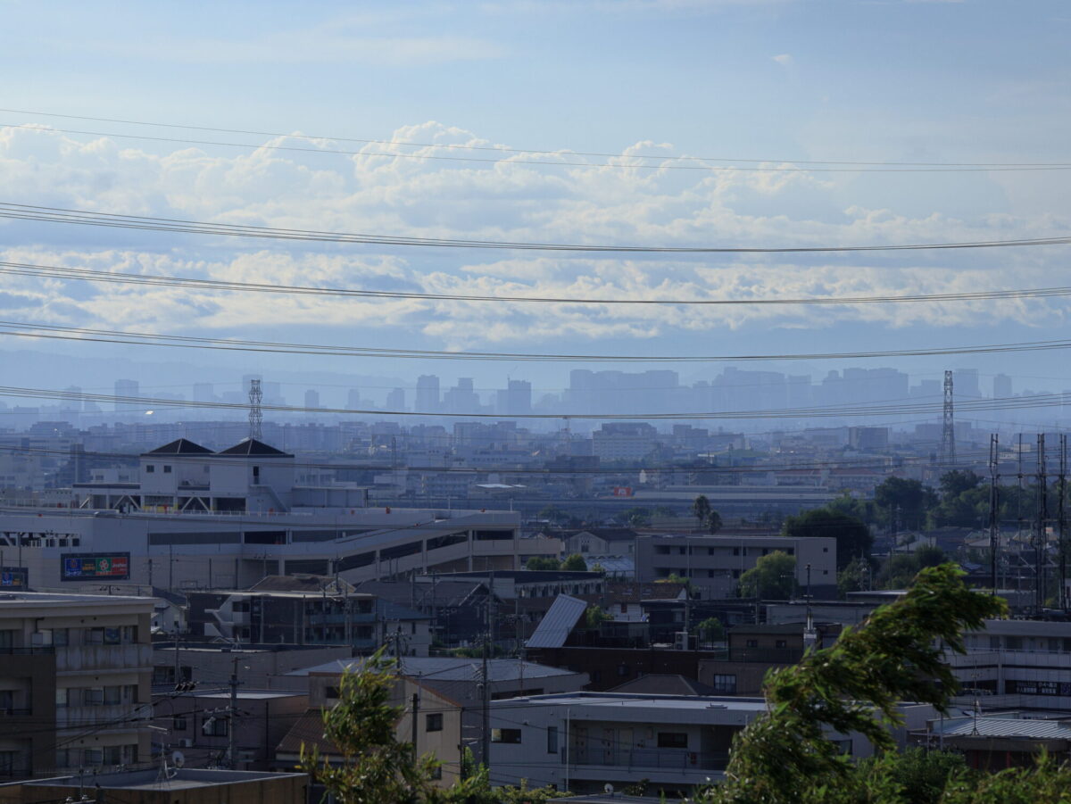 遠方に大阪市内の高層ビル群