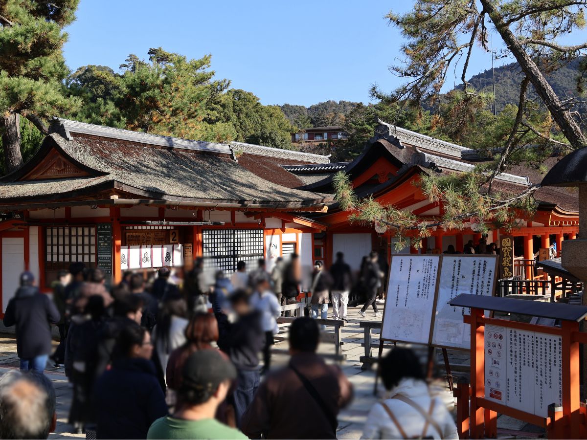 人はそれなりに込み合っている厳島神社